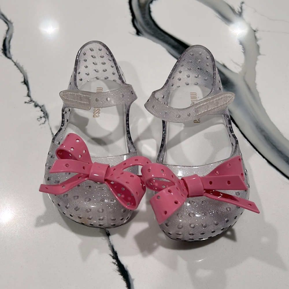 Size 7 mini Melissa bow shoes